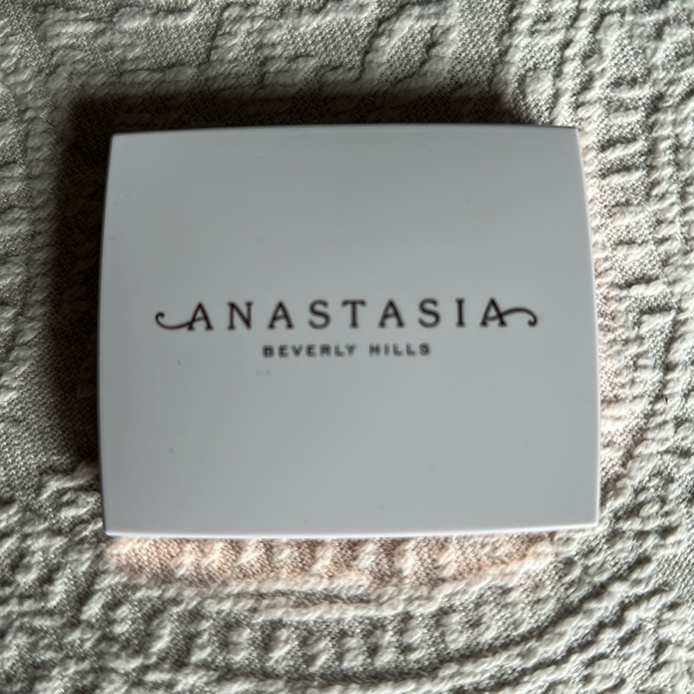 Anastasia Beverly Hills Iced Out Highlighter